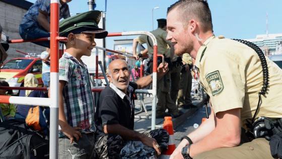 polizist mit flüchtlingskind